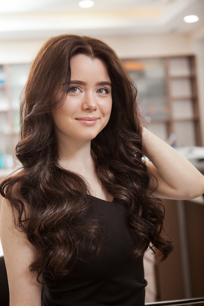 Une femme aux cheveux longs dans un salon de coiffure