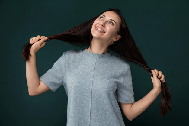 Femme aux cheveux longs sur un fond vert