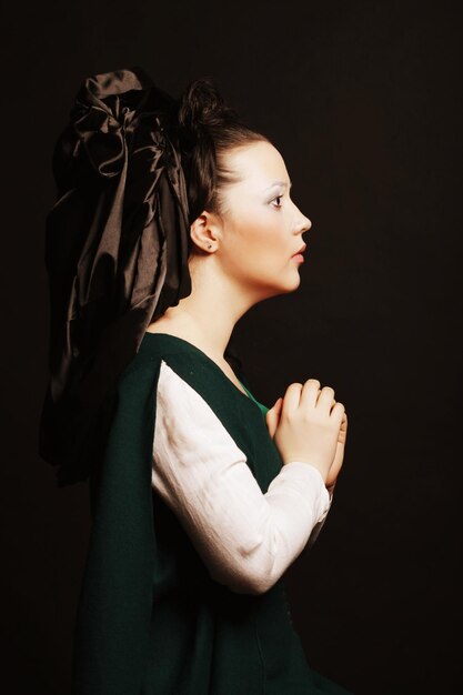 Femme aux cheveux longs en robe verte médiévale historique