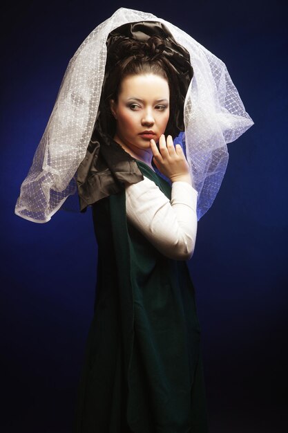 Femme aux cheveux longs en robe verte médiévale historique