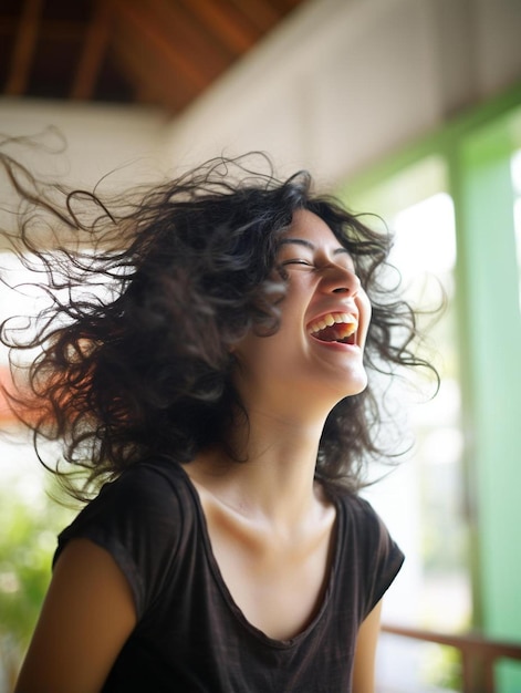 une femme aux cheveux noirs riant et riant