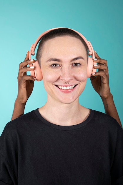 Femme aux cheveux rasés avec un casque rose