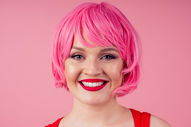 Femme aux cheveux roses avec un salon de fond de studio de lèvres sexy rouges, ventes du vendredi noir.
