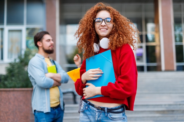 Femme aux cheveux roux bouclés à l'admission à l'université