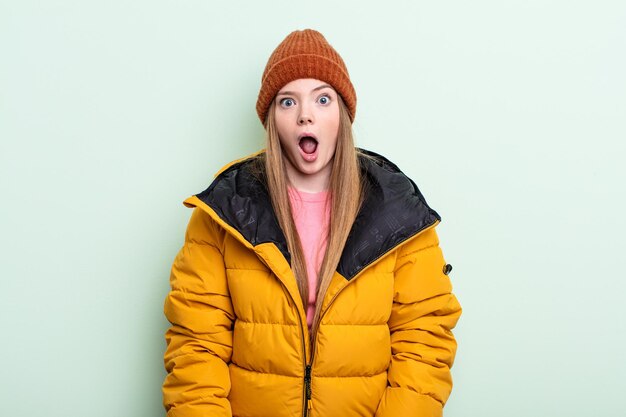 Femme aux cheveux roux qui a l'air très choquée ou surprise. notion d'hiver