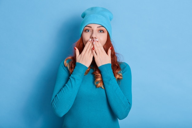 Femme aux cheveux roux stupéfaite aux cheveux ondulés