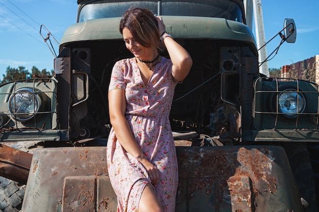 femme aux cheveux sombre dans une robe rose