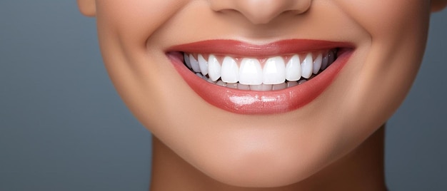 une femme aux dents blanches montrant un sourire avec des dents blanches