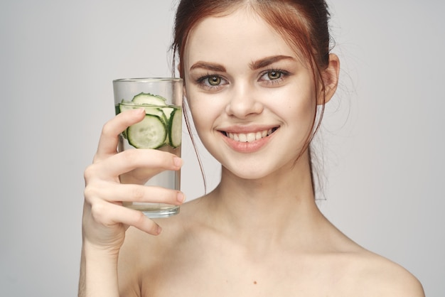 Femme aux épaules nues boisson santé concombre frais