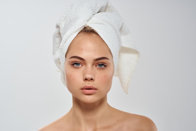 Femme aux épaules nues avec une serviette sur la tête hygiène peau propre santé