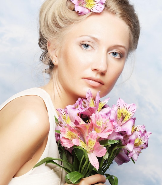 femme aux fleurs roses