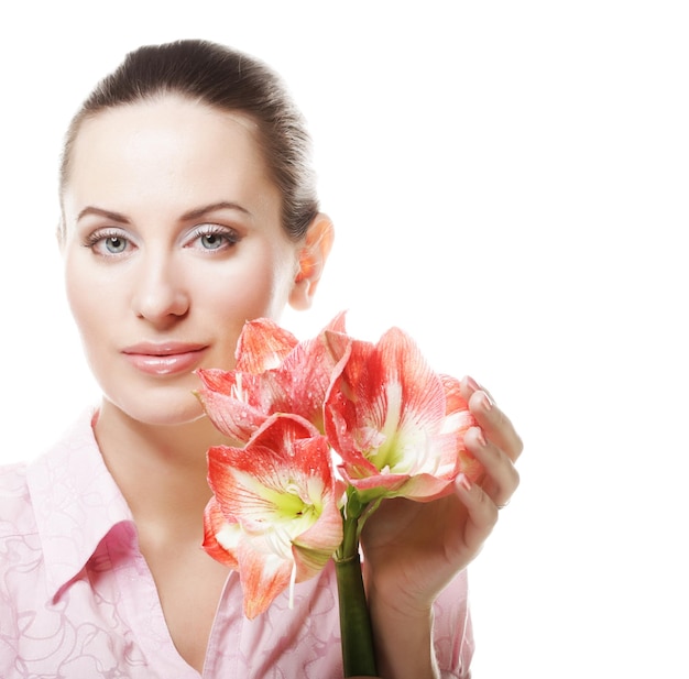 femme aux fleurs roses