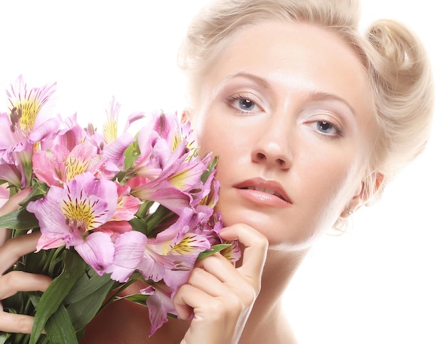 femme aux fleurs roses