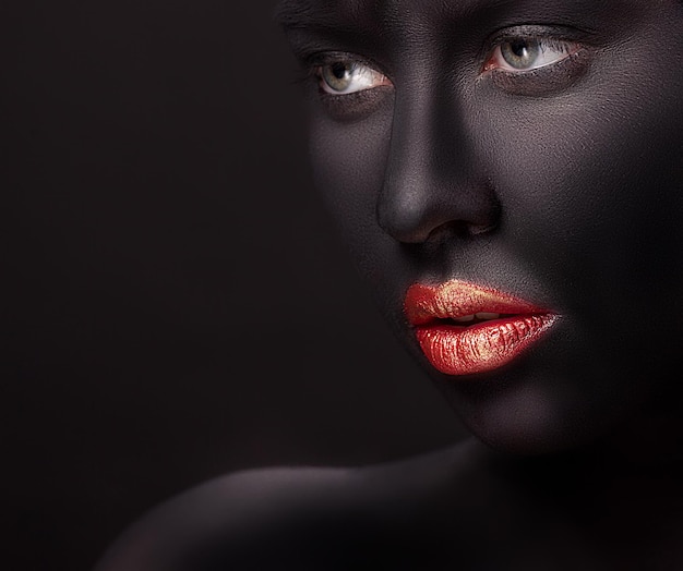 Femme aux lèvres rouges et peinture noire