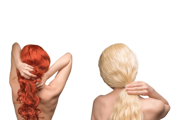 Femme aux longs cheveux blonds et bouclés