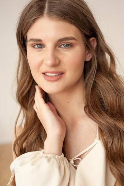 Une femme aux longs cheveux bruns et à la peau pâle