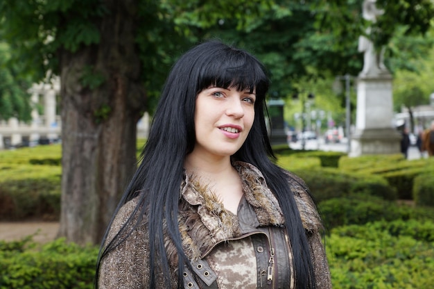 Femme aux longs cheveux noirs