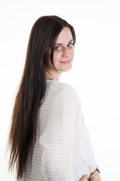 Femme aux longs cheveux raides. Mannequin posant au studio.