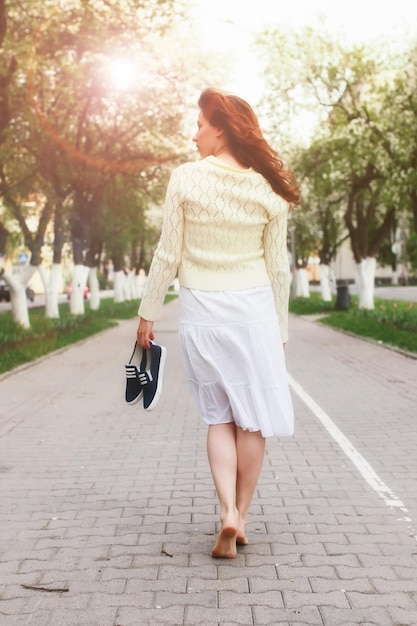 Femme aux pieds nus sur la ruelle de la rue