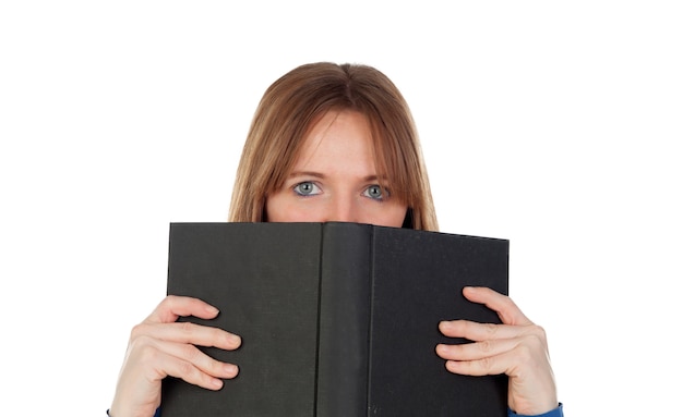 Photo femme aux yeux bleus lisant un livre