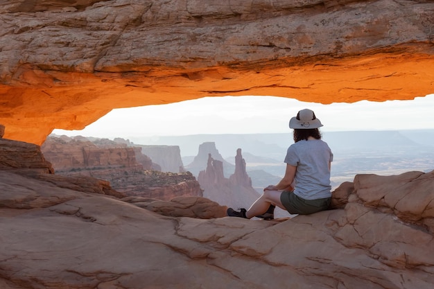 Femme aventureuse dans un paysage américain pittoresque et des montagnes de roche rouge dans le canyon du désert