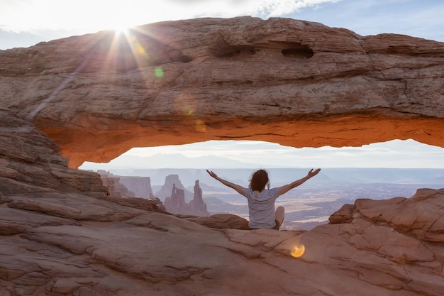 Femme aventureuse dans un paysage américain pittoresque et des montagnes de roche rouge dans le canyon du désert