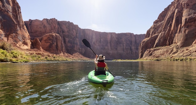 Femme aventureuse sur un kayak pagayer dans le colorado river glen canyon arizona