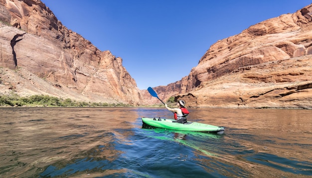 Femme aventureuse sur un kayak pagayer dans le colorado river glen canyon arizona