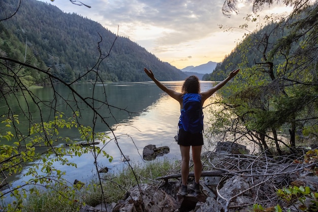 Femme aventureuse en randonnée dans la nature canadienne