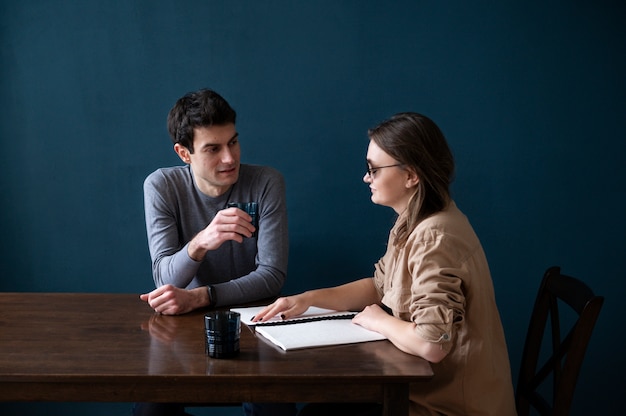 Femme aveugle lisant à un homme utilisant la langue braille