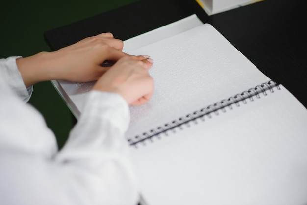 Une femme aveugle a lu un livre écrit en braille