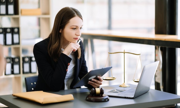 Femme avocate travaillant et ordinateur portable tablette gavel devant Conseils justice et droit conceptxA