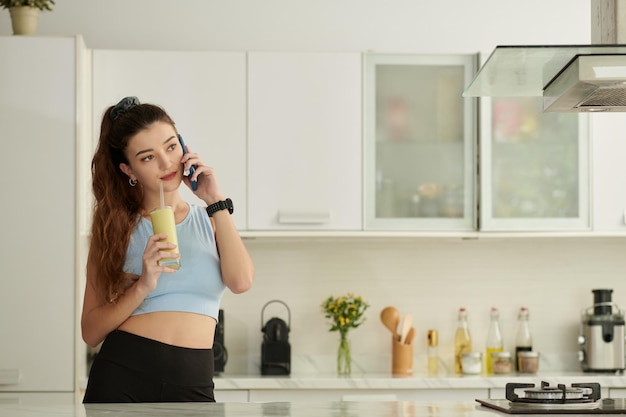 femme, avoir, smoothie, pour, petit déjeuner