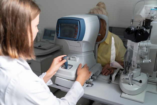 Femme ayant un contrôle de la vue dans une clinique d'ophtalmologie
