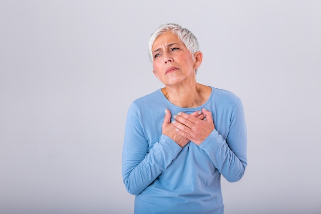 Femme ayant une douleur dans la région du cœur.