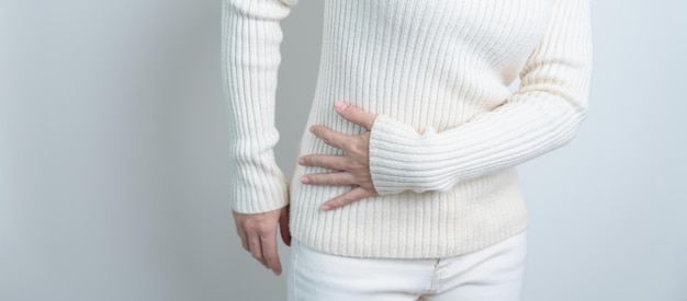 Femme ayant des douleurs dorsales latérales Système urinaire et calculs Journée mondiale du cancer du rein Rein chronique, estomac, foie, douleur et concept du pancréas