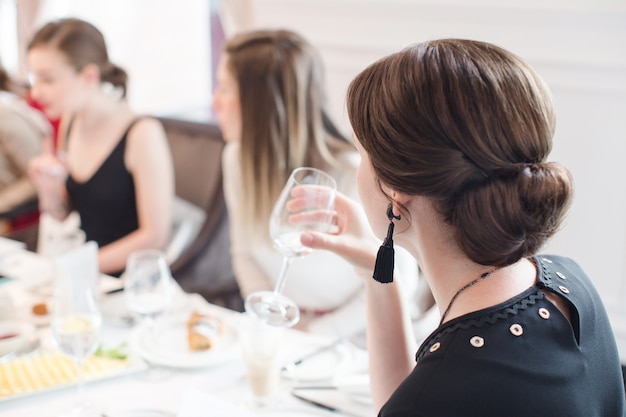 Femme Ayant De L'eau Sur Un Banquet