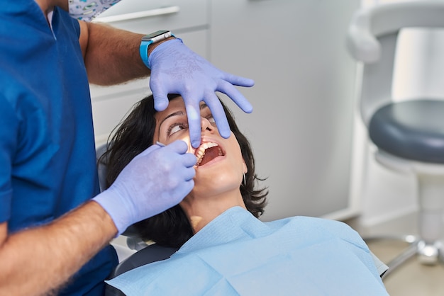 Femme ayant examiné les dents chez les dentistes.