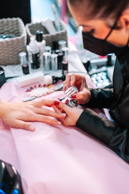 Femme ayant une manucure au salon de beauté