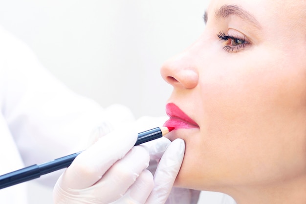 femme ayant un maquillage permanent sur ses lèvres au salon