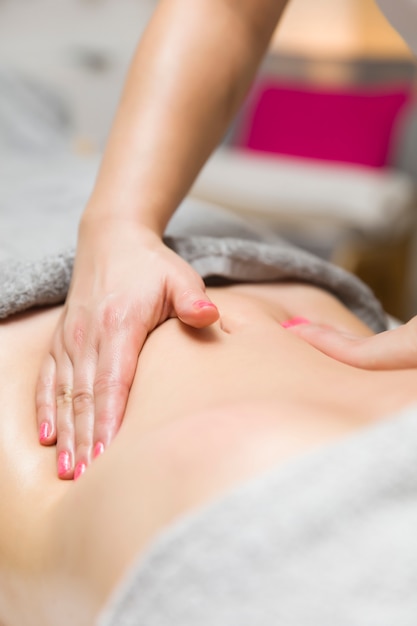 Femme ayant un massage professionnel de l'abdomen