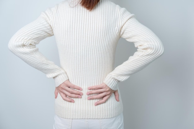 Femme ayant des maux de dos Système urinaire et Pierres Journée mondiale du cancer du rein Douleur chronique de l'estomac du foie et du pancréas concept