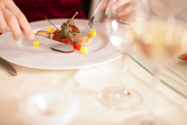 Femme ayant de la nourriture au restaurant