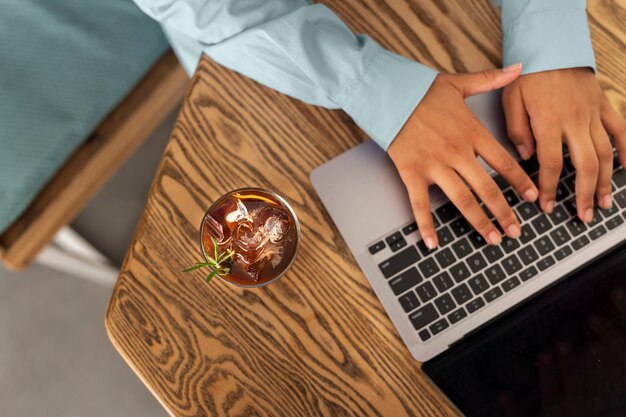 Femme ayant une pause-café glacé à l'extérieur