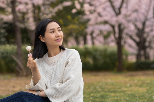 Photo femme ayant un pique-nique en plein air