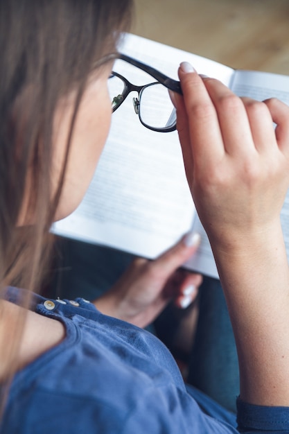 Une femme ayant des problèmes de vision voit mal à travers ses lunettes