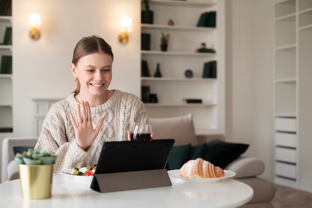 Femme ayant un rendez-vous virtuel