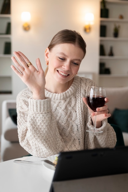 Photo femme ayant un rendez-vous virtuel