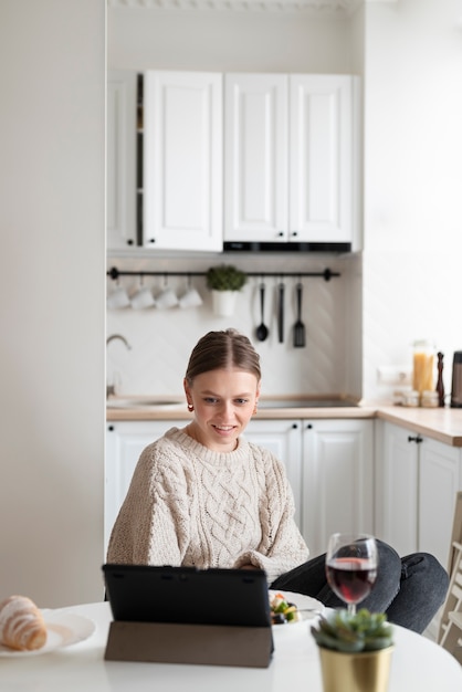 Photo femme ayant un rendez-vous virtuel