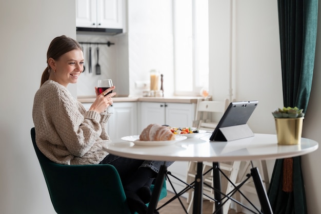 Photo femme ayant un rendez-vous virtuel